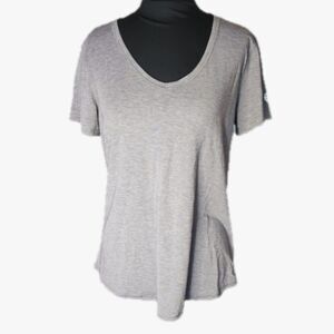 UNDER ARMOUR WOMENS TSHIRT M